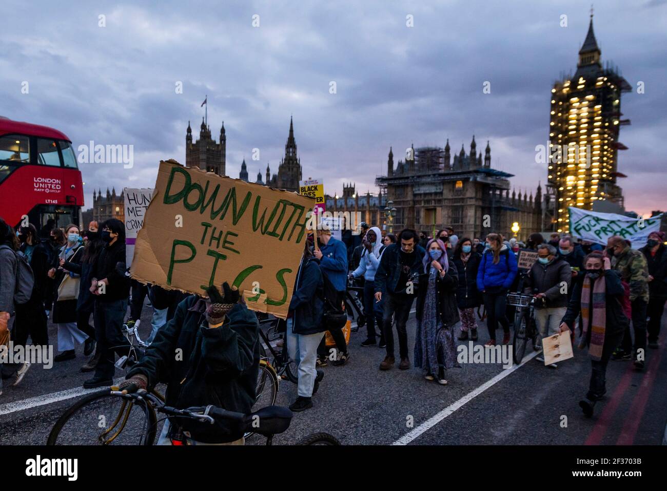 Londres, Royaume-Uni. 15 mars 2021. La manifestation quitte la place du Parlement et se dirige vers le pont de Westminster, puis vers New Scotland Yard. Manifestations dans le centre de Londres après que la police a autorisé la veille au Clapham Common Bandstand pour Sarah Everard. Ils coïncident avec le débat au Parlement sur un nouveau projet de loi qui, selon beaucoup, limitera fortement les manifestations, mais ne fera pas grand chose pour les femmes victimes de crimes. Crédit : Guy Bell/Alay Live News Banque D'Images