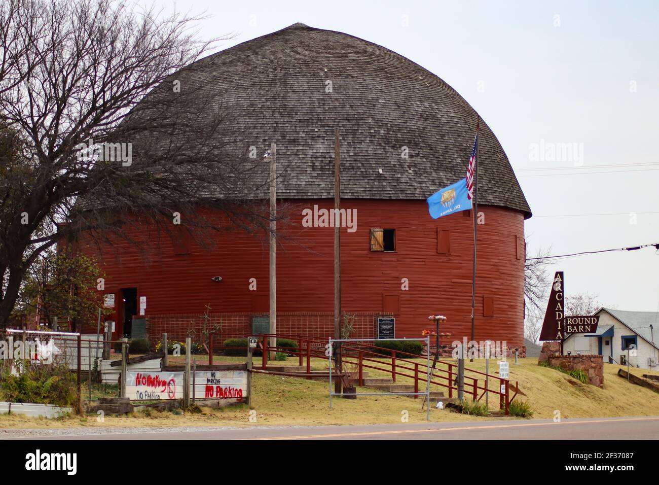 Arcadia Oklahoma USA 11 13 2018 - 1898 Red Round Barn point de repère sur la route historique 66 Banque D'Images
