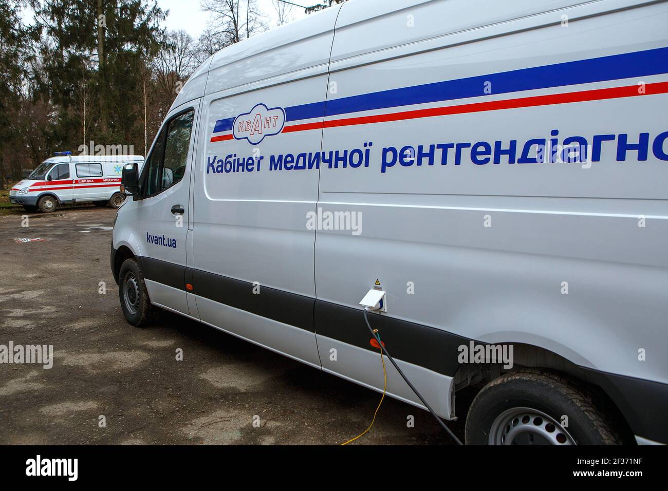 UZHHOROD, UKRAINE - LE 15 MARS 2021 - le nouveau bureau de diagnostic de rayons X numérique mobile a réapprovisionné l'arsenal de diagnostic du Centre des maladies pulmonaires Banque D'Images