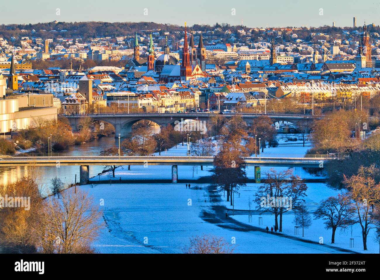 Paysage urbain authentique de l'Allemagne recouvert de neige. Würzburg, une belle ville médiévale à Frankonia, Bavière. Vue aérienne avec rivière, ponts, églises, ville Banque D'Images