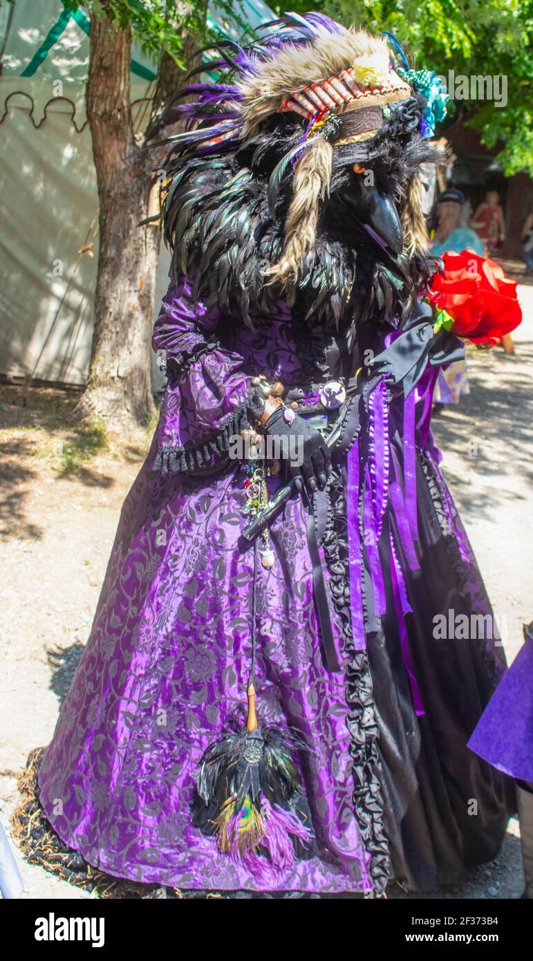 5 13 2018 Muskogee Oklahoma personne en costume orné avec Tête et bec corbeau et tête de lit en plumes de style américain indien et robe à brocart violet Banque D'Images