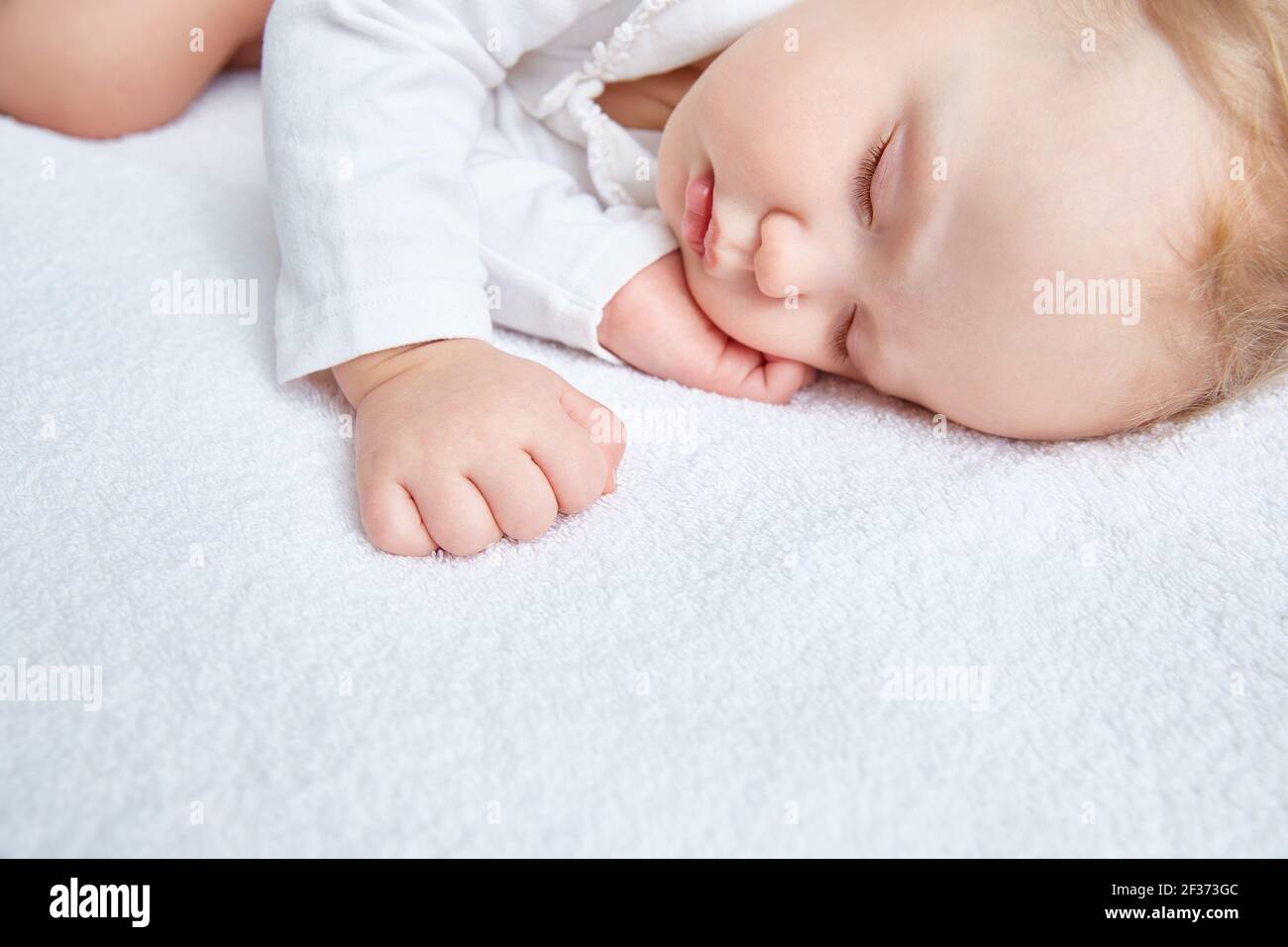 Garçon Avec De Longs Cils Banque D'image Et Photos - Alamy