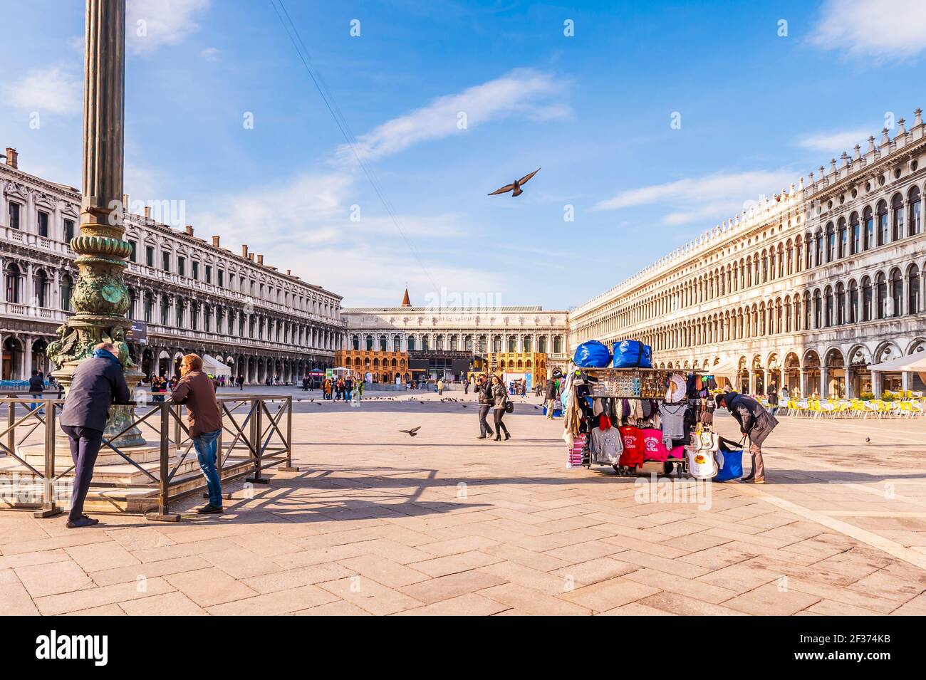 Place Saint Marc et ses touristes et vendeurs de rue à Venise en Vénétie, Italie Banque D'Images