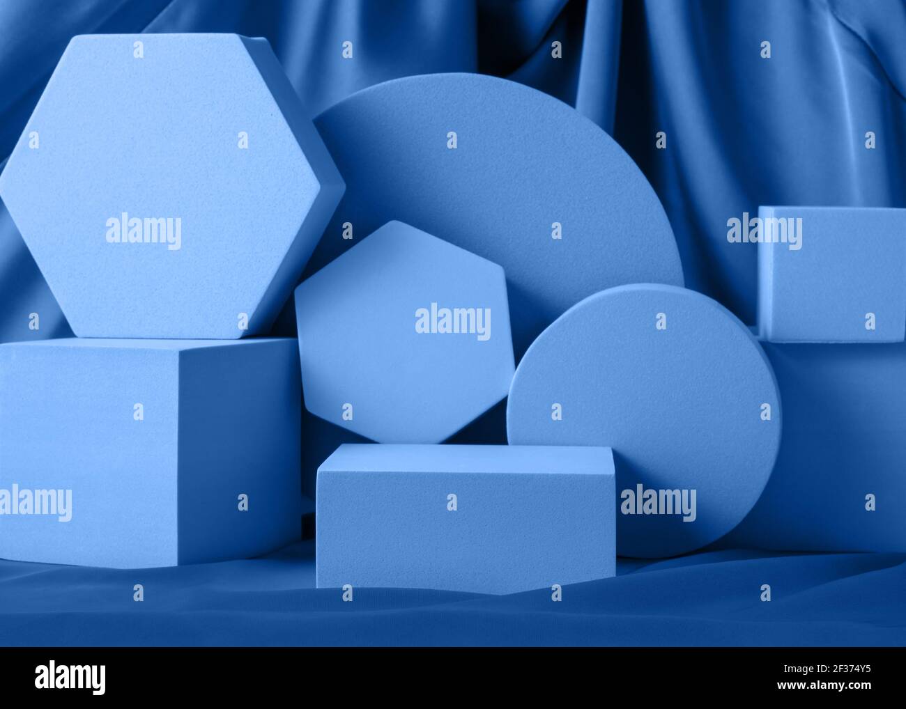 Formes géométriques, support bleu nuit, maquette de podium pour la présentation des produits sur fond de soie Banque D'Images