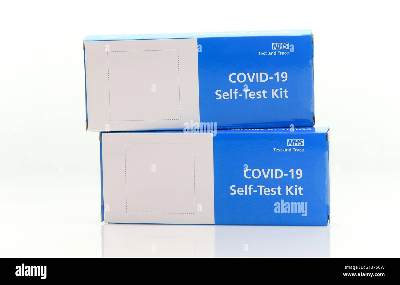 Test et Trace Covid-19 NHS kit d'auto-test à la maison fourni aux élèves qui reviennent à l'école et à l'université tourné sur fond blanc . Banque D'Images