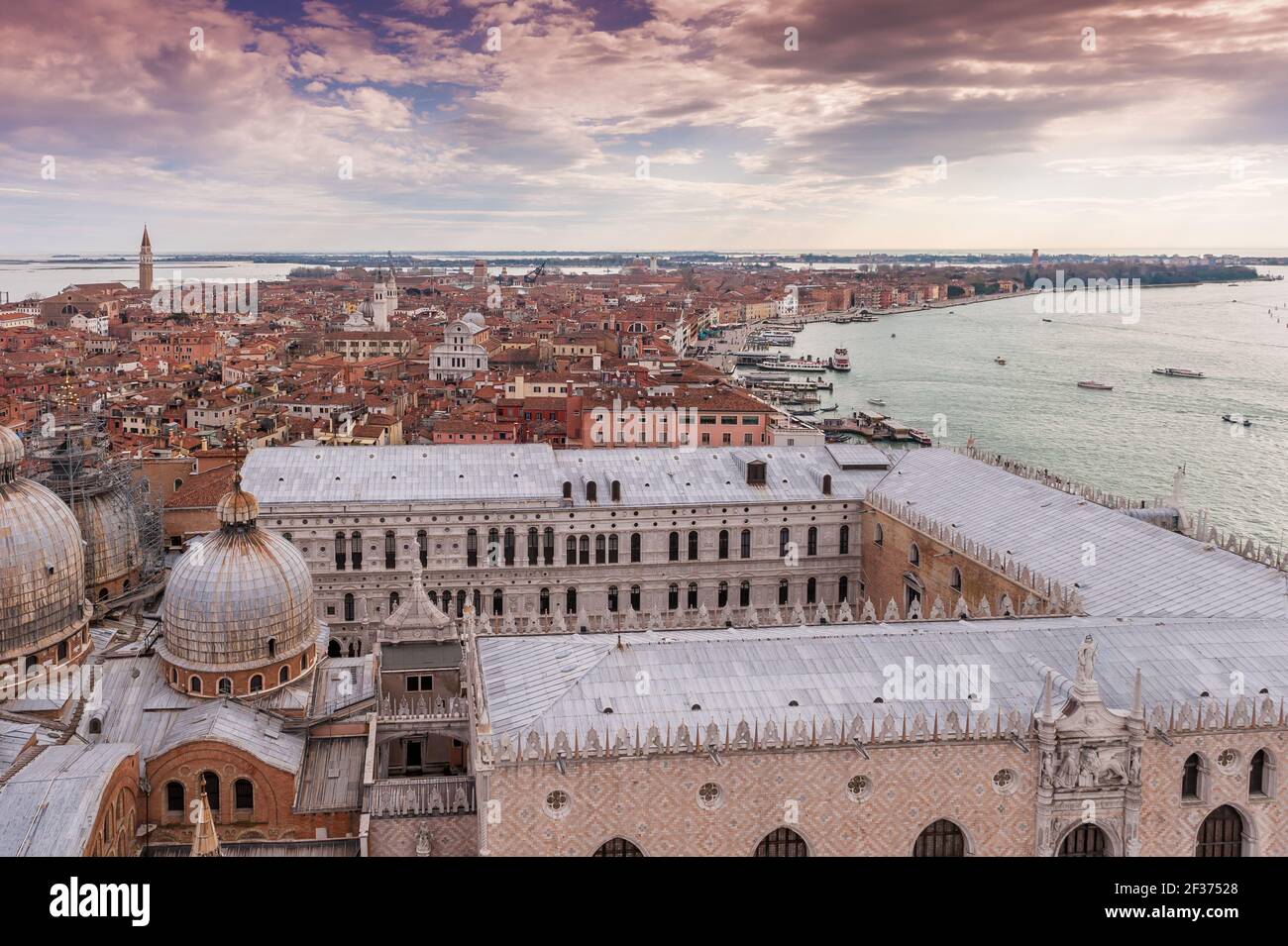 Vue aérienne depuis le Campanile de la place Saint-Marc sur la basilique et le Palais des Doges, ainsi qu'au loin sur Venise en Vénétie, en Italie Banque D'Images