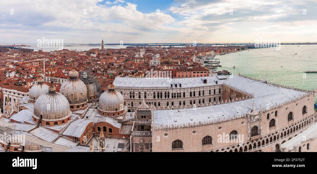 Vue aérienne depuis le Campanile de la place Saint-Marc sur la basilique et le Palais des Doges, ainsi qu'au loin sur Venise en Vénétie, en Italie Banque D'Images