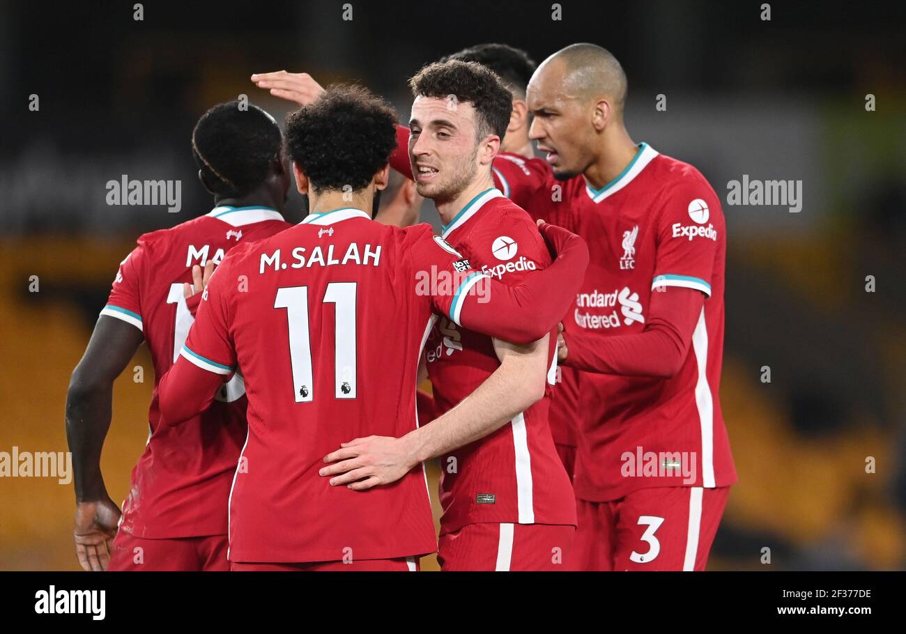 Diogo Jota de Liverpool (au centre) célèbre avec Mohamed Salah (à gauche) après avoir marquant le premier but de leur partie lors du match de la Premier League au stade Molineux, Wolverhampton. Date de la photo: Lundi 15 mars 2021. Banque D'Images