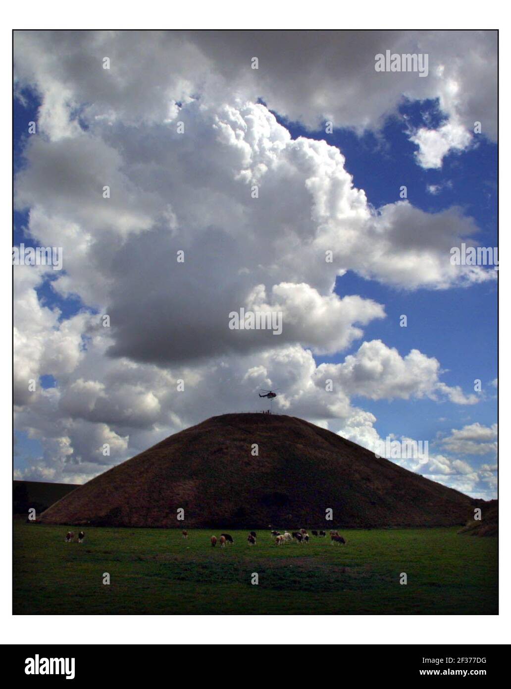Silbury Hill dans le Wiltshire, construit entre les 28e et 20e siècles avant JC, A été l'arbre dans lui bouché avec de la craie placé par hélicoptère, cela va la stabale dans la préparation pour le 21e siècle AD techniques qui seront utilisées pour scanner et de la carte de l'intérieur dans la préparation pour les réparations.pic David Sandison 16/8/2001 Banque D'Images