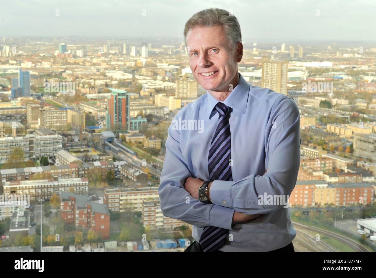 Paul Deighton (directeur général de London2012) avec toile de fond de l'est de Londres. 19/11/2008. PHOTO DAVID ASHDOWN Banque D'Images