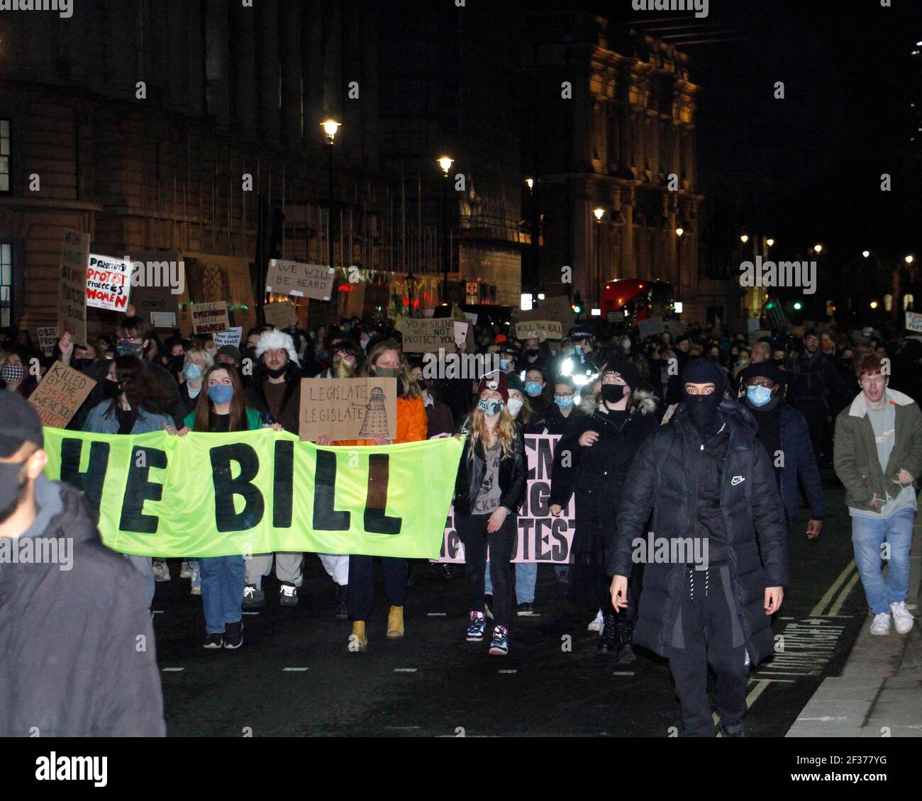 Londres, Royaume-Uni. 15 mars 2021. Les manifestants marchent sur la place Trafalgar pour s'opposer aux nouvelles restrictions du droit de protestation. Londres. 15 mars 2021. Credit: One Up Top Editorial Images/Alamy Live News Banque D'Images