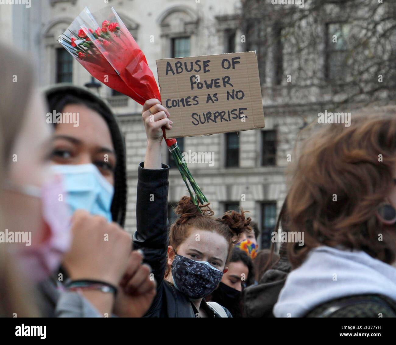 Londres, Royaume-Uni. 15 mars 2021. Femme tient un bouquet de fleurs et un signe qui lit "l'abus de pouvoir n'est pas une surprise" en réponse à la brutalité policière contre Sarah Everard. Londres. 15 mars 2021. Credit: One Up Top Editorial Images/Alamy Live News Banque D'Images