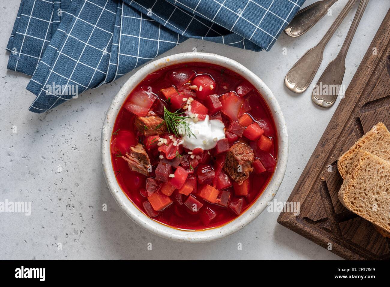 Borsch à soupe rouge ukrainien et russe. Soupe de betteraves Banque D'Images