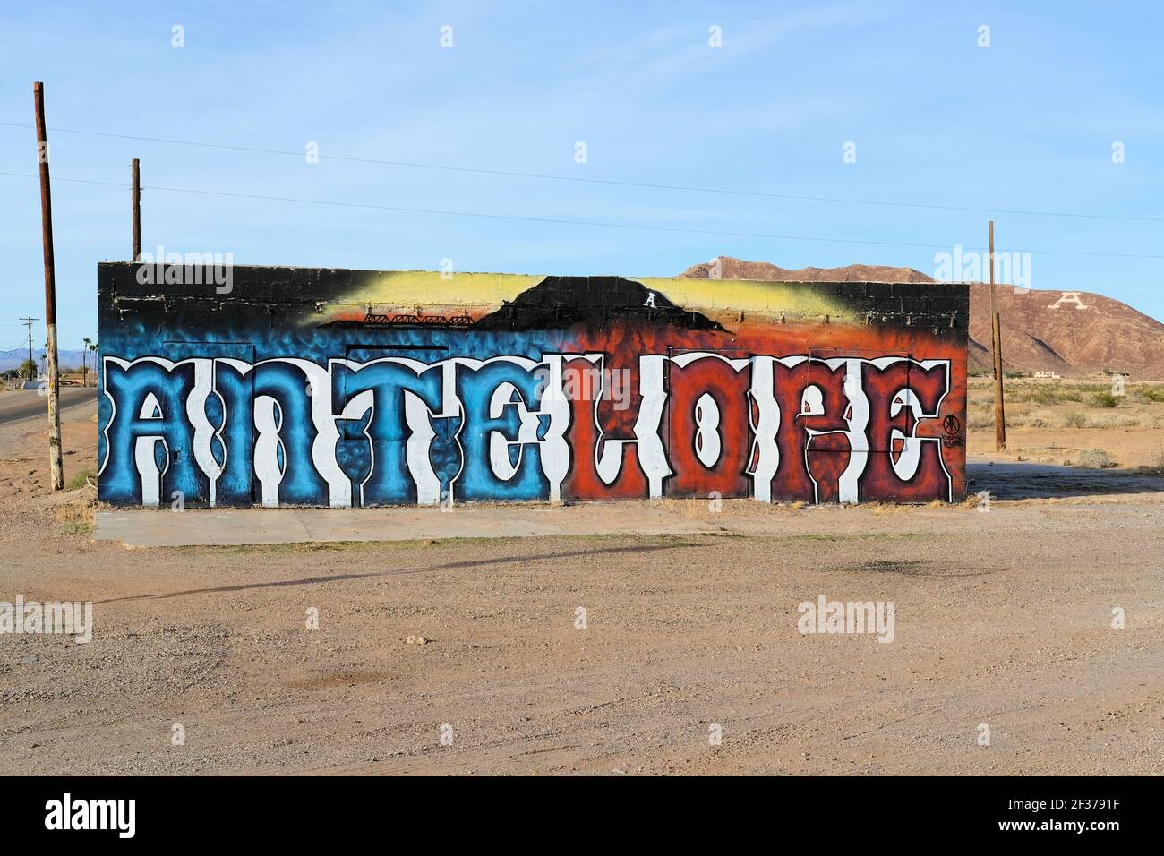 Antilope peint sur un bâtiment abandonné à l'angle de l'autoroute Old US 80 et de l'avenue 36E à Roll, Arizona près de la ville de Wellton; A sur la colline. Banque D'Images