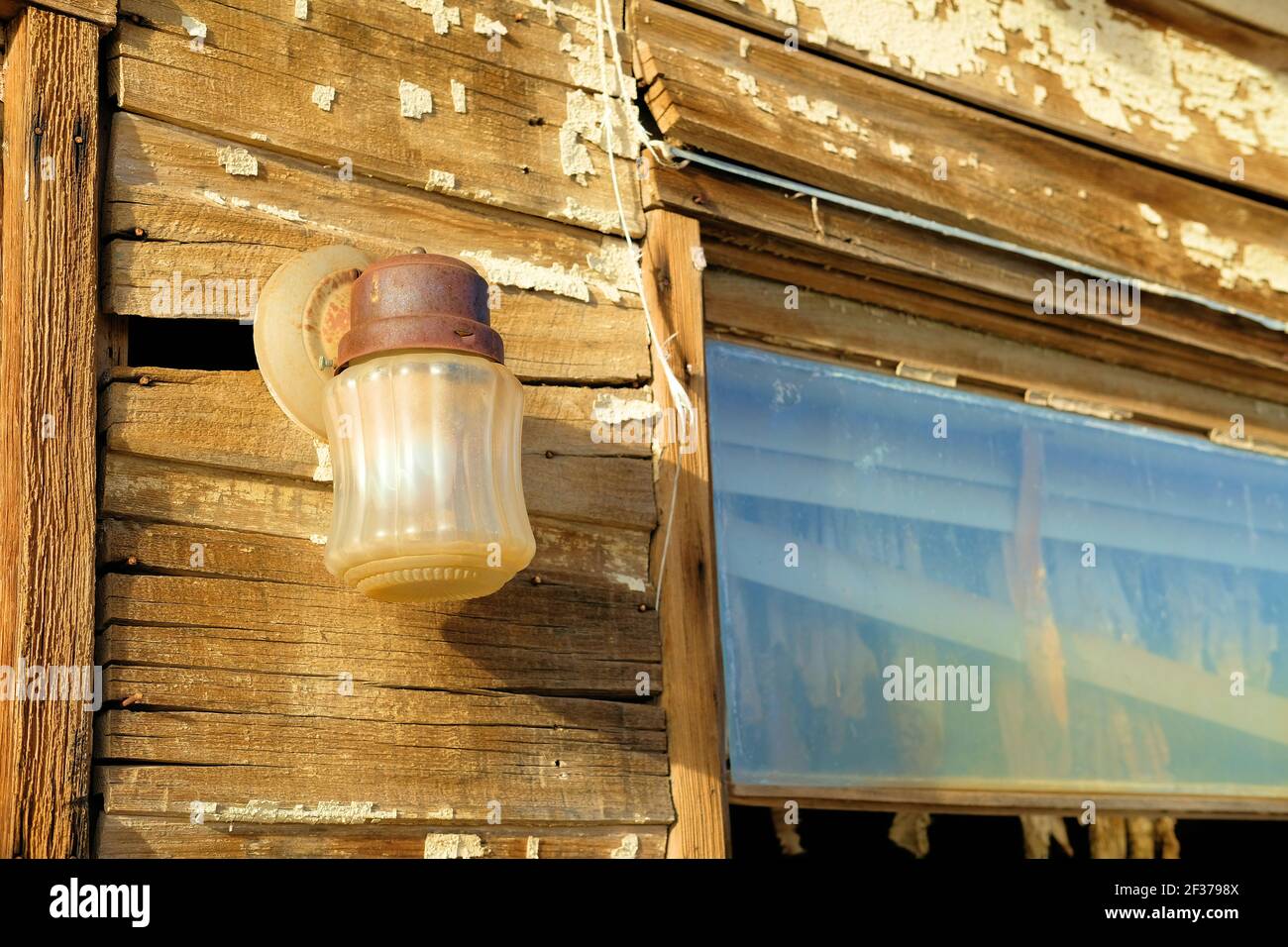 Luminaire extérieur dans une maison abandonnée dans le désert de l'Arizona, près de Roll et Wellton, Arizona États-Unis; pourriture et maison abandonnée tombant en morceaux. Banque D'Images
