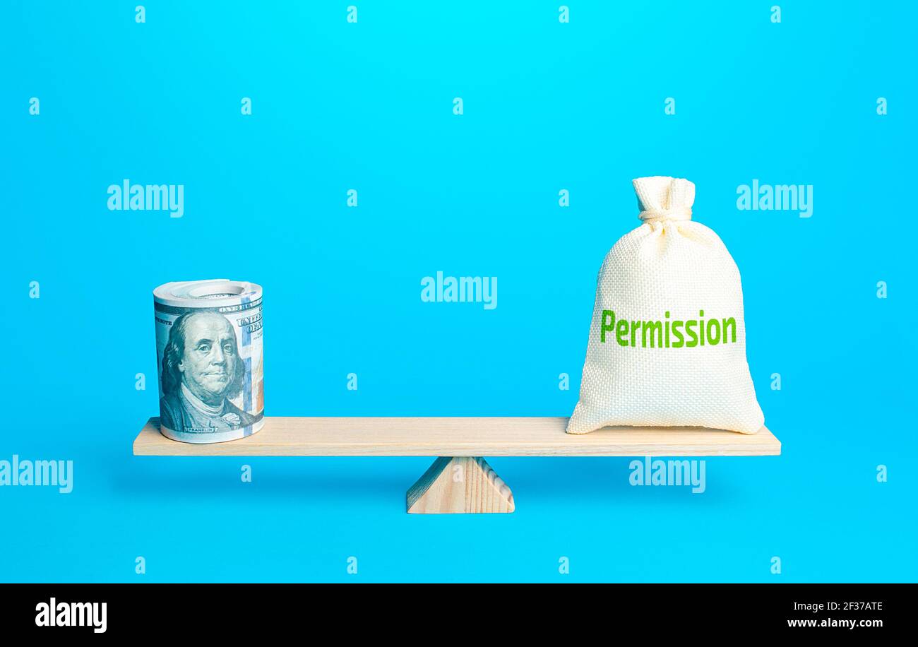 Un paquet de dollars et un sac de permission sur les balances. Obstacles artificiels à la corruption bureaucratique. Vente aux enchères de droits de licence pour activi Banque D'Images