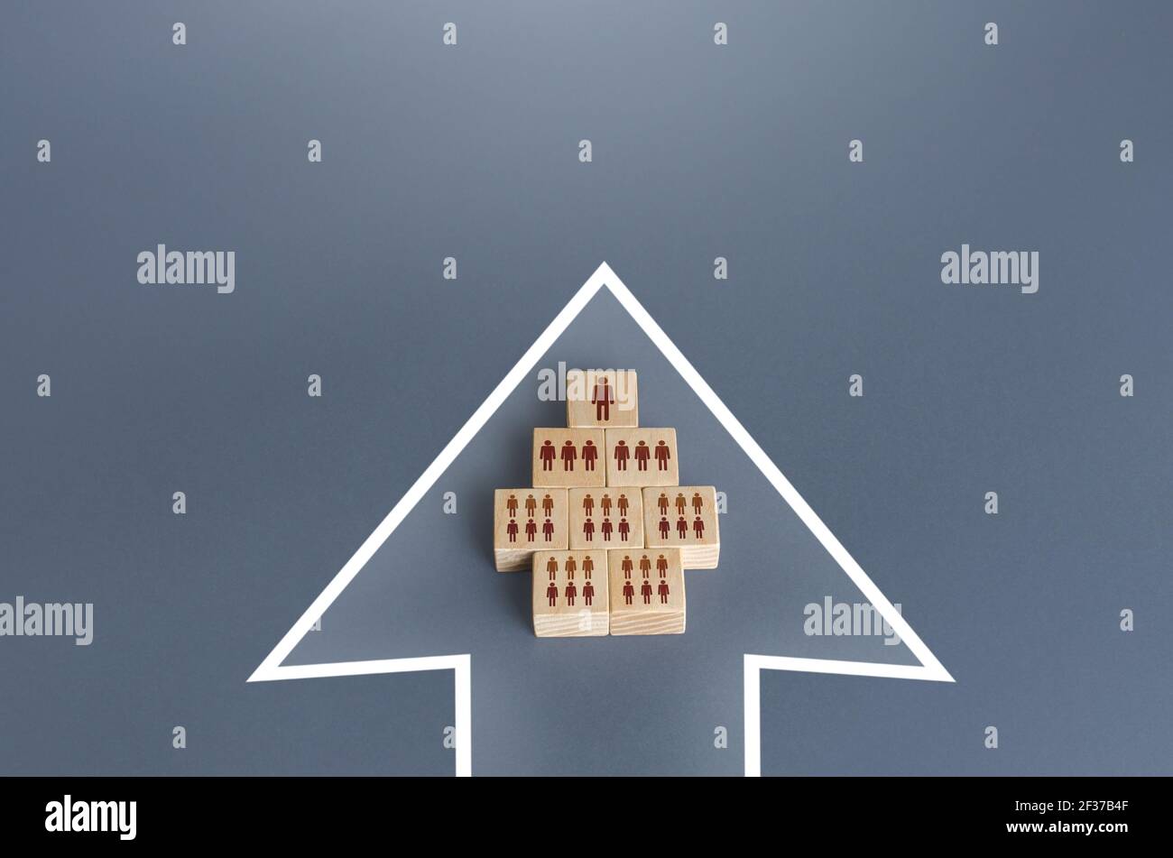Un groupe hiérarchique de personnes bloque une seule formation dans une flèche. Unification pour atteindre l'objectif. Coopération d'organisation. Force dans l'unité, te Banque D'Images