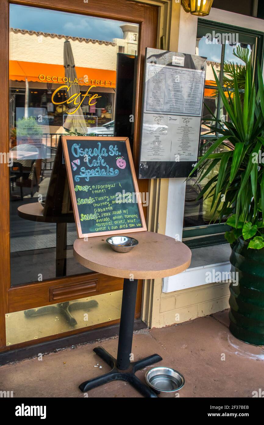 Panneau de tableau noir avec menu pour le restaurant placé sur une table à l'extérieur près de l'entrée du magasin - centre-ville historique Stuart FL, Hobe Sound Banque D'Images