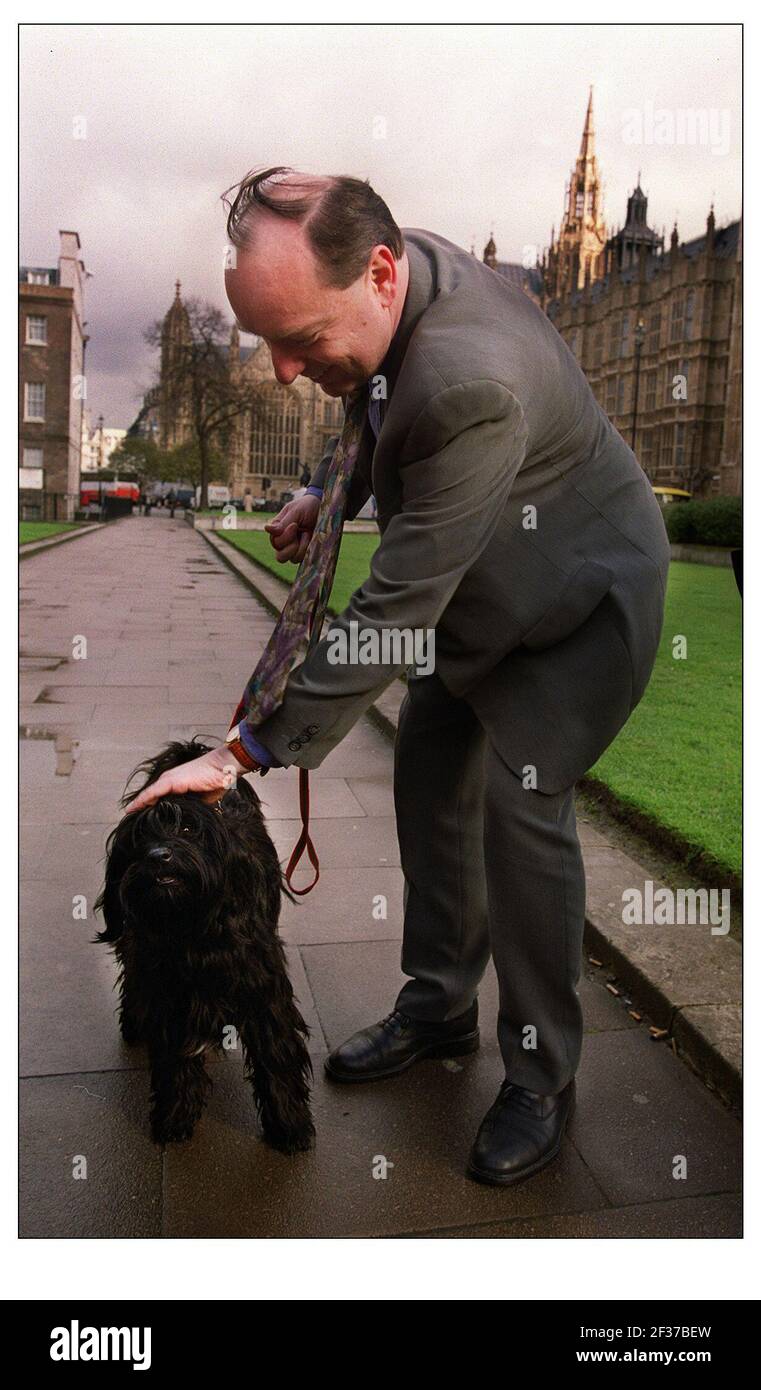 Norman Baker député Mars 2001Lib DEM porte-parole du bien-être animal avec Ted le Terrier tibétain à photocall pour le bien-être animal Banque D'Images