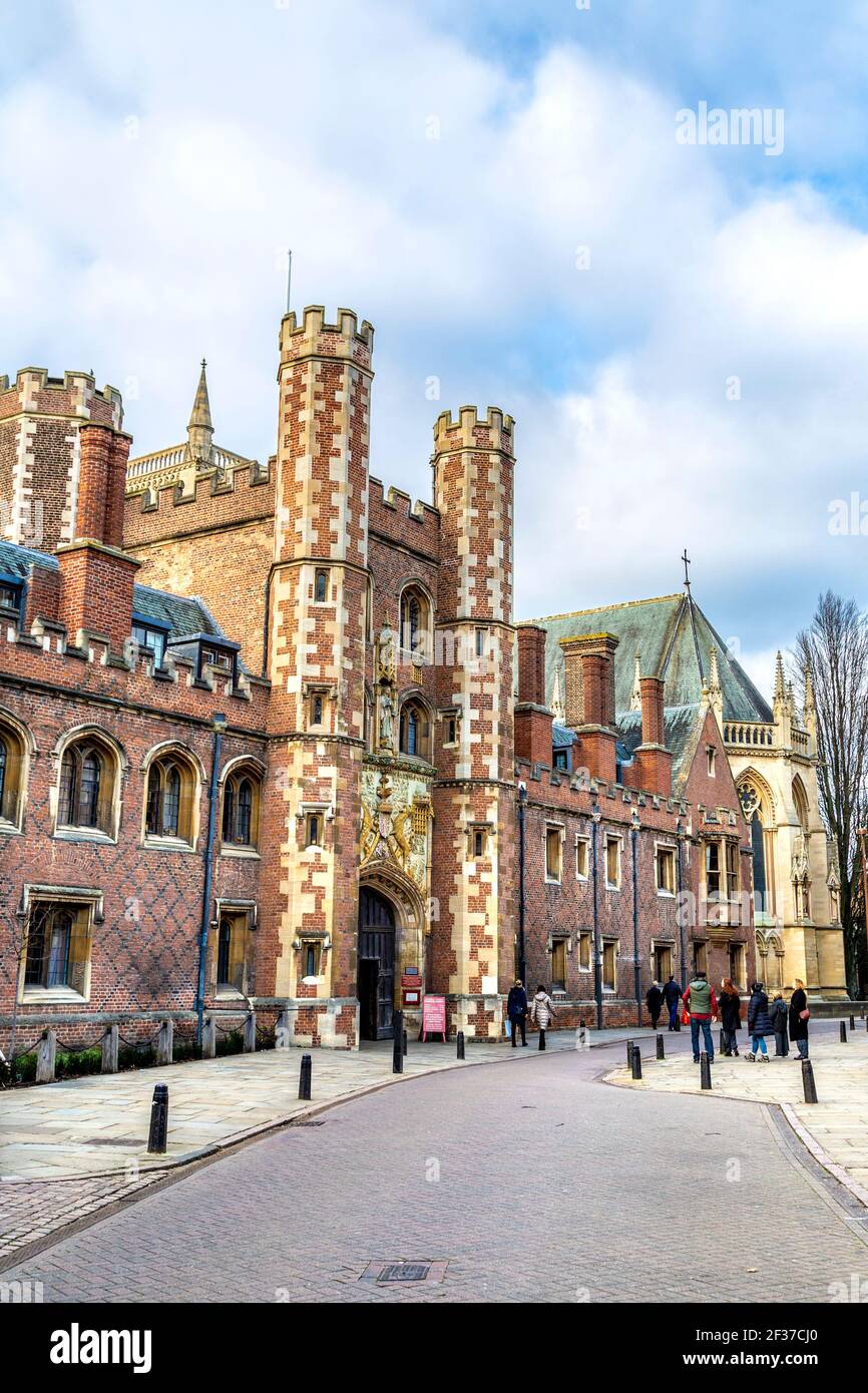 La porte principale du St John's College sur la rue St John's, décorée avec les bras de la fondatrice, Cambridge, Royaume-Uni Banque D'Images