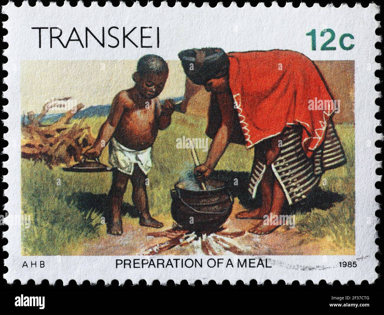 La mère africaine prépare le repas pour son fils sur timbre-poste Banque D'Images