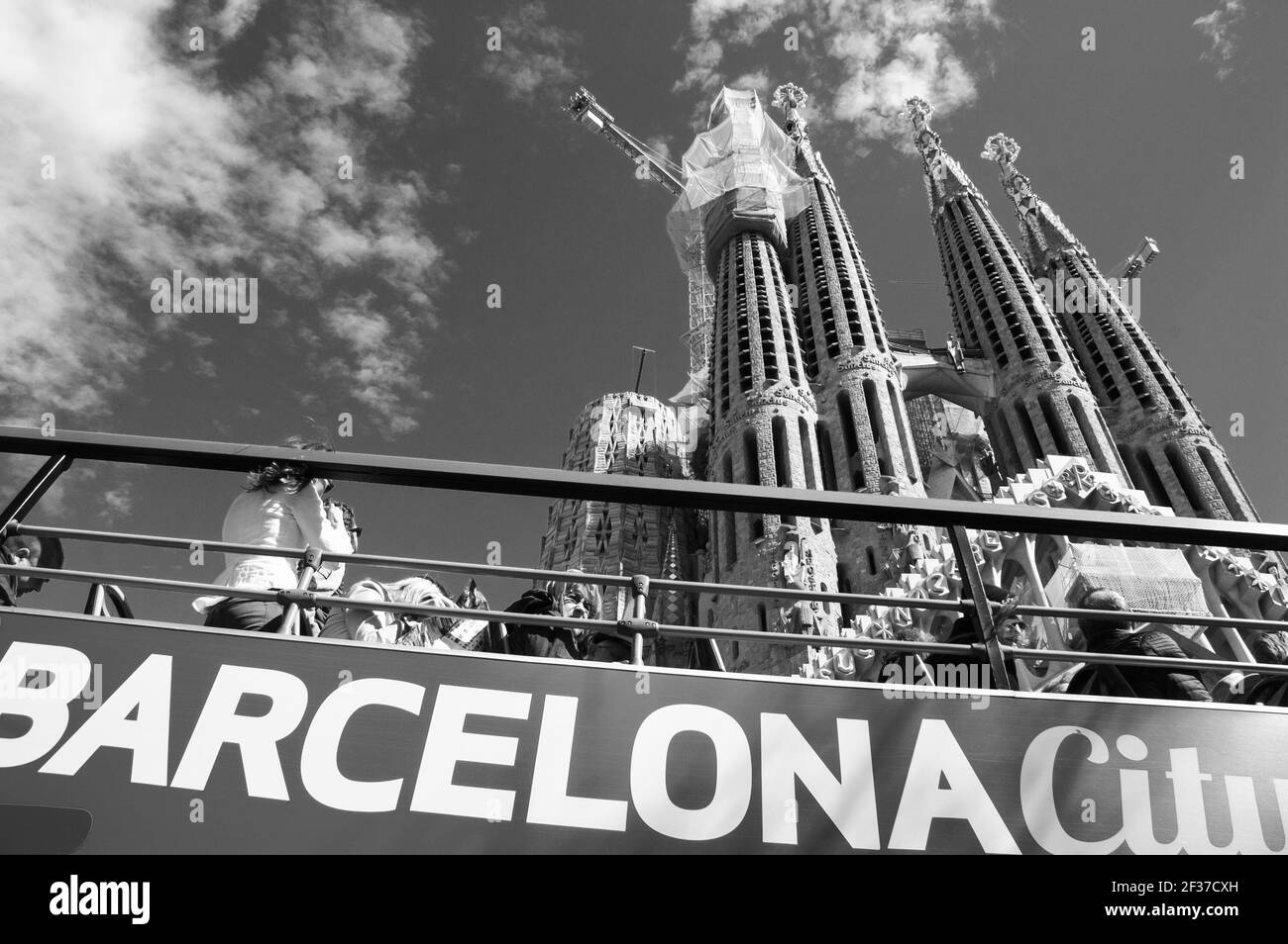 BARCELONE, ESPAGNE - 12 MARS 2018: Visite de la ville de Barcelone bus touristique près de la célèbre basilique de la Sagrada Familia, mais pas encore fini le travail de Gaudi. Noir blanc Banque D'Images