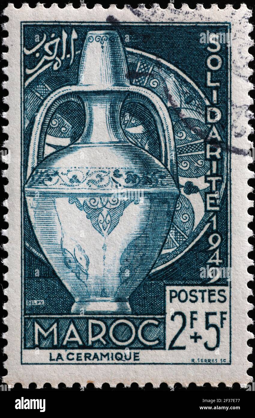 Poterie marocaine sur un ancien timbre-poste Banque D'Images