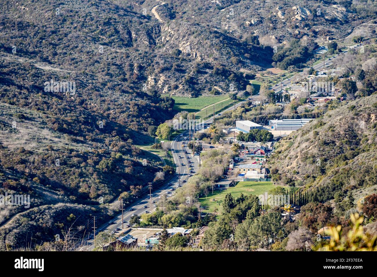 Vue en grand angle d'un canyon et d'une rue à Laguna Beach, Californie, États-Unis. 13 mars 2021 Banque D'Images