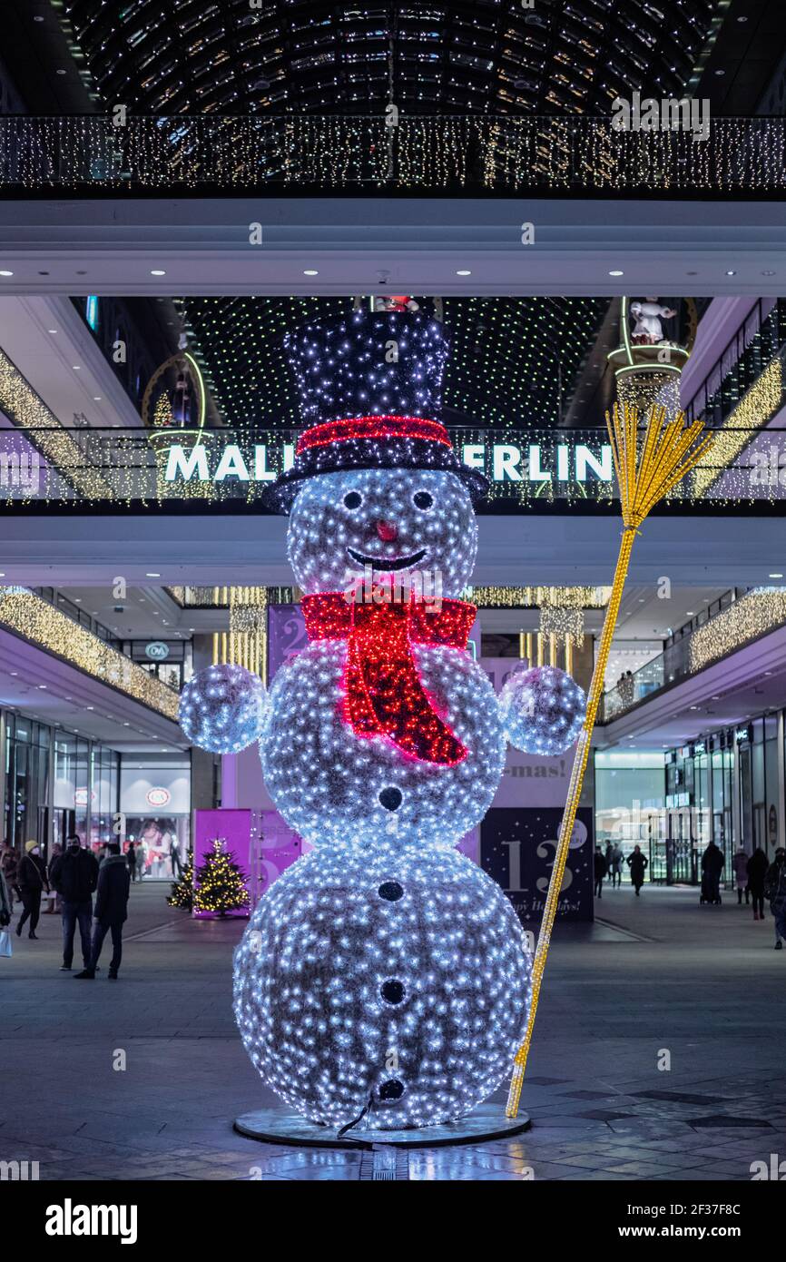 Illuminations de Noël au centre commercial Mall of Berlin à Berlin, en Allemagne, en décembre 2020. Banque D'Images