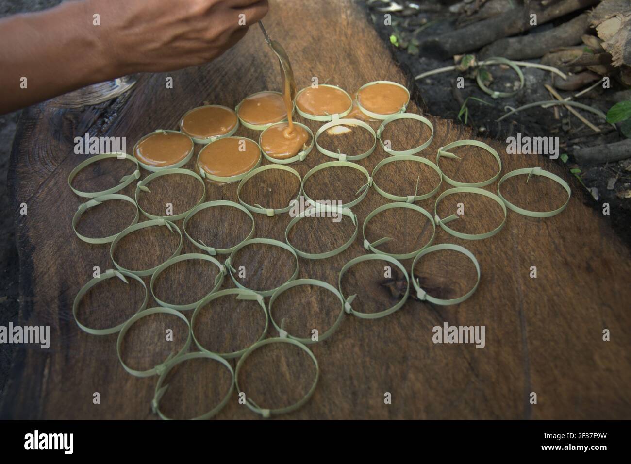 Une femme qui fait du sucre de palme dans le village d'Oehandi, île de Rote, Indonésie. Banque D'Images