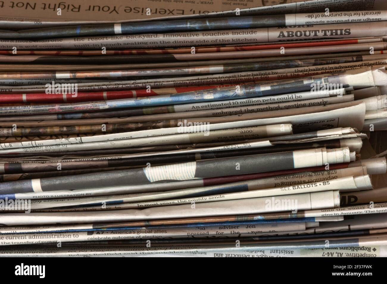 Journaux dans une pile à recycler, classer ou stocker. Vue en gros plan des papiers pliés froissés. Banque D'Images