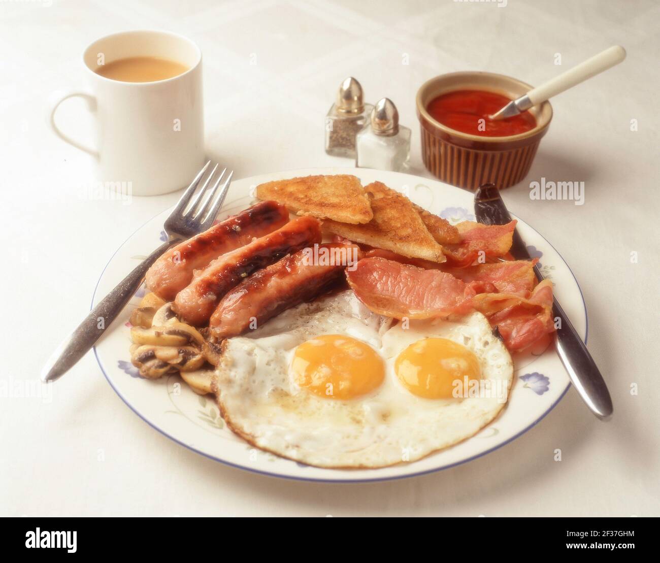 Petit-déjeuner anglais complet avec tasse de thé, Winkfield, Berkshire, Angleterre, Royaume-Uni Banque D'Images