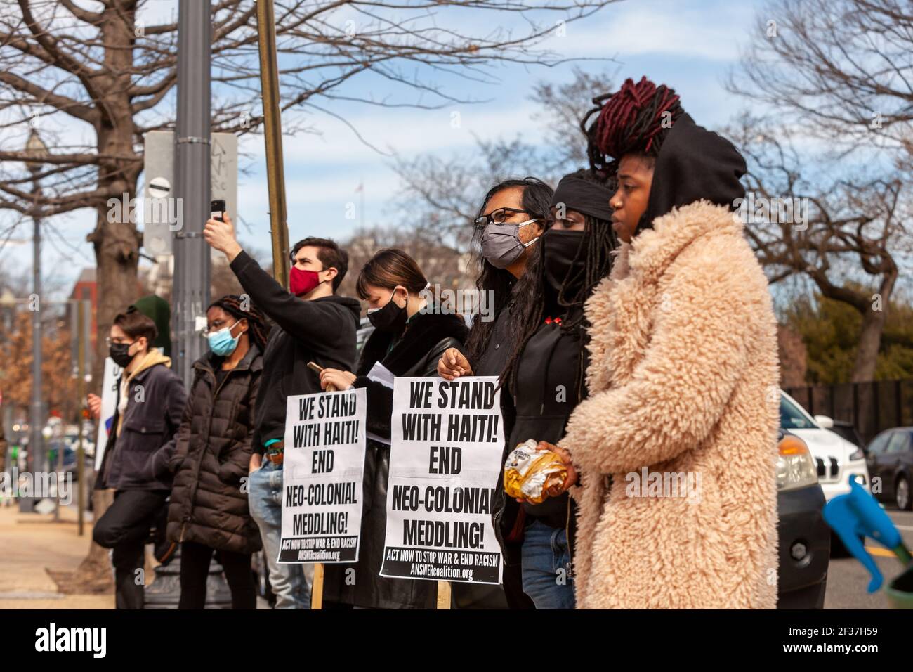 Washington, DC, Etats-Unis, 15 mars 2021. Photo : les manifestants écoutent les orateurs lors du rassemblement de solidarité en Haïti devant l'Organisation des États américains (OEA). L'Alliance noire pour la paix a organisé ce rassemblement pour protester contre le soutien de l'OEA au Président Jovenel Moïse. Crédit : Allison C Bailey/Alay Live News Banque D'Images