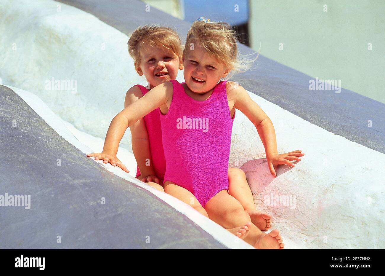 Les jeunes filles sur le toboggan, parc aquatique d'Alcudia, Alcudia, Mallorca, Baleares, République de Espagne Banque D'Images