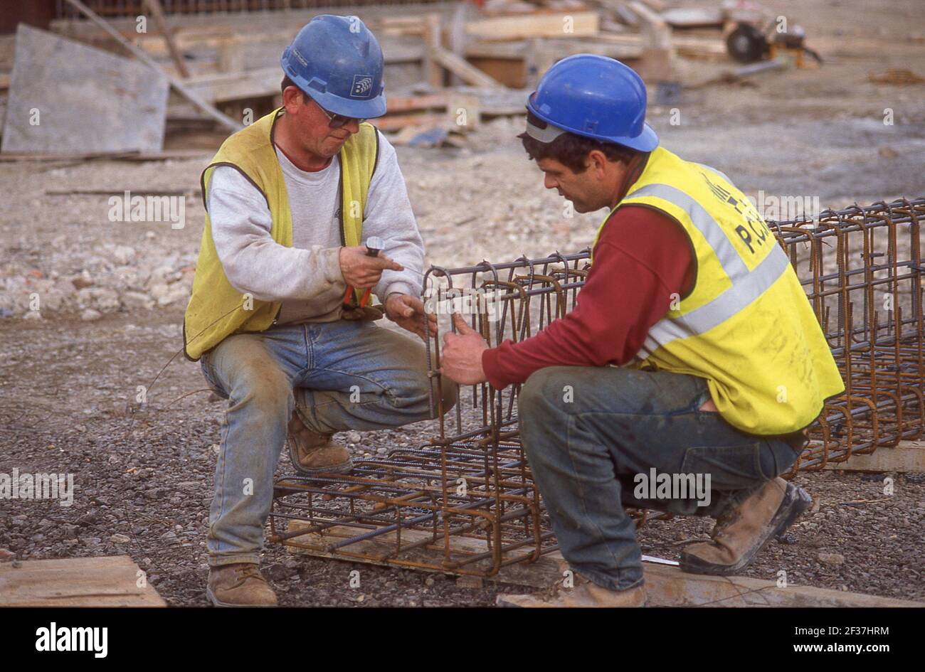 Ouvriers de la construction préparant des filets de renforcement en acier de béton, City of Westminster, Greater London, Angleterre, Royaume-Uni Banque D'Images