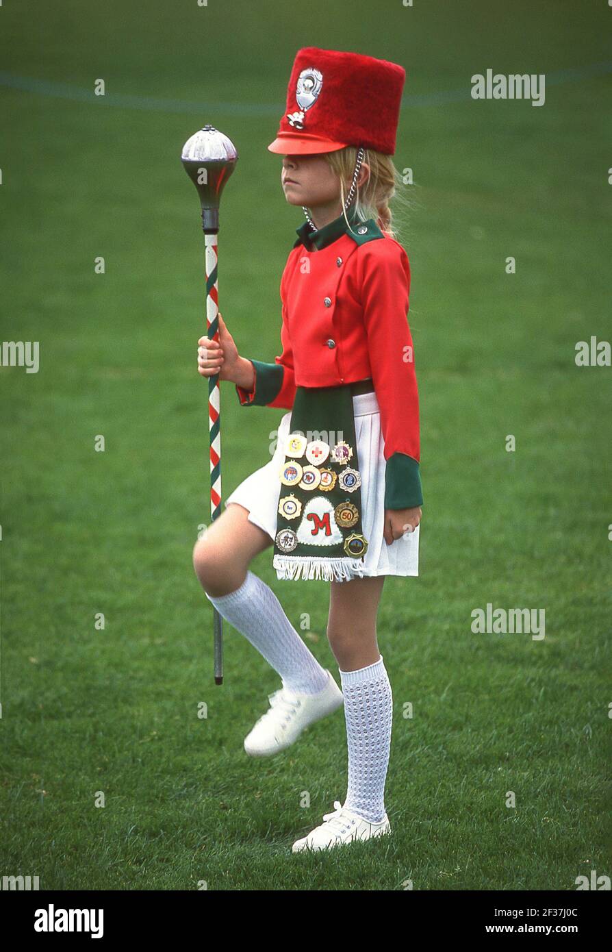 Fille de majorette irlandaise avec bâton, Winkfield, Berkshire, Angleterre, Royaume-Uni Banque D'Images