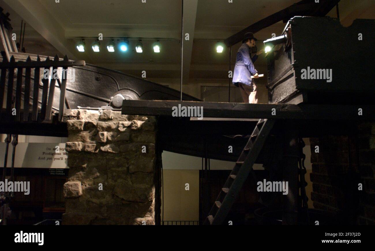 LE MOTEUR DE POMPAGE ATMOSPHÉRIQUE PAR THOMAS NEWCOMEN DANS LA VAPEUR ENGINE HALL AU MUSÉE DES SCIENCES.30/12/04 PILSTON Banque D'Images LE MOTEUR DE POMPAGE ATMOSPHÉRIQUE PAR THOMAS NEWCOMEN DANS LA VAPEUR ENGINE HALL AU MUSÉE DES SCIENCES.30/12/04 PILSTON Banque D'Images