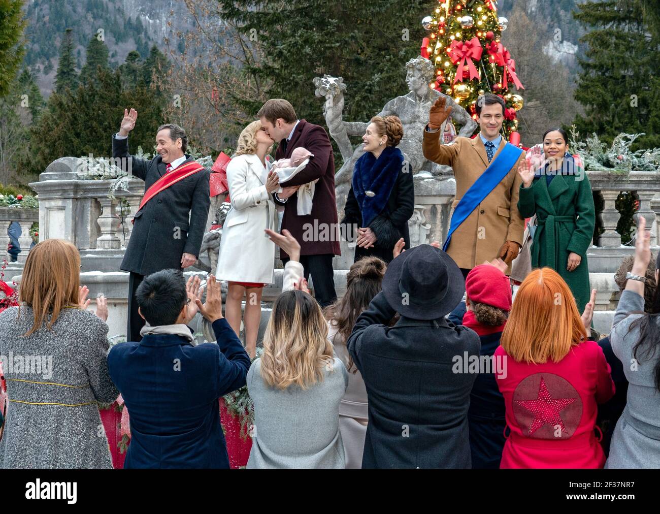 Mciver Lamb Krige Sharif Un Prince De Noel Le Bebe Royal 19 C Cos Aelenei Netflix Photo Stock Alamy