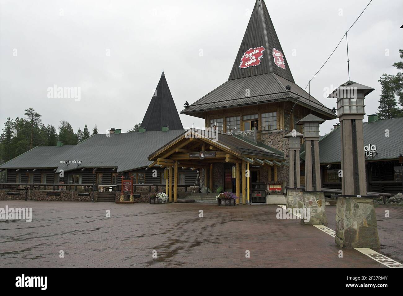 Rovaniemi, Finlande, Finnland ; SantaPark - la caverne du Père Noël ;  centre touristique extérieur par temps pluvieux Photo Stock - Alamy