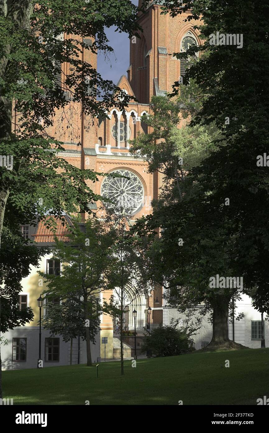 Suède, Schweden; Cathédrale d'Uppsala - extérieur; Dom zu Uppsala Aussenansicht; façade visible à travers les arbres. Fassade ist hinter den Bäumen sichtbar Banque D'Images