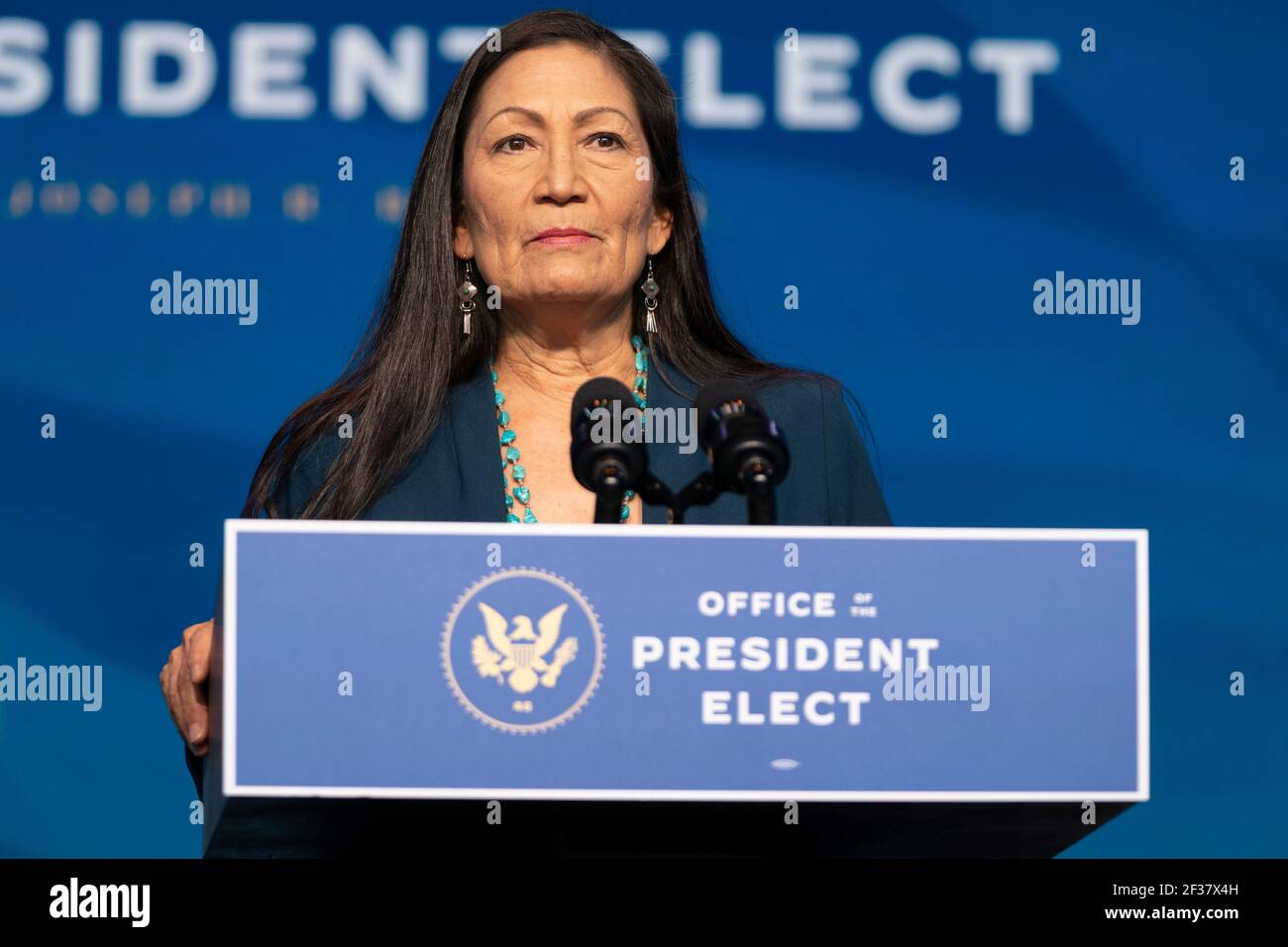 Wilmington, Delaware, États-Unis. 19 décembre 2020. Le congressin DEB HAALAND fait des remarques après avoir été présenté comme candidat du président américain élu Joe Bidens pour être le prochain secrétaire américain à l'intérieur au Queen Theatre de Wilmington. Crédit : Alex Edelman/ZUMA Wire/Alay Live News Banque D'Images
