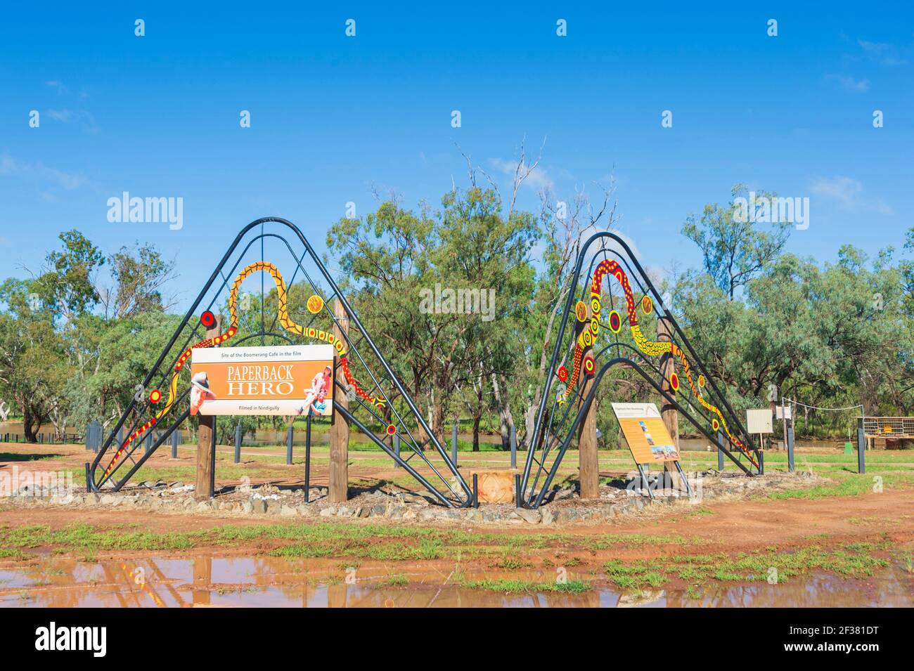 Boomerang props du film australien Paperbark Hero exposé devant le Nindigully Pub, près de Thallon, Queensland, Queensland, Australie Banque D'Images