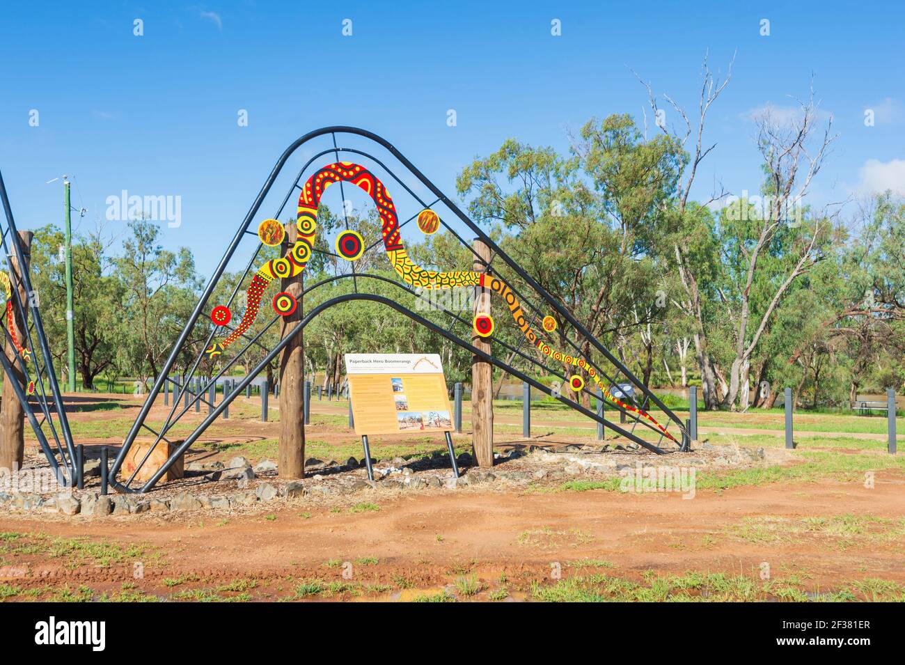 Boomerang props du film australien Paperbark Hero exposé devant le Nindigully Pub, près de Thallon, Queensland, Queensland, Australie Banque D'Images