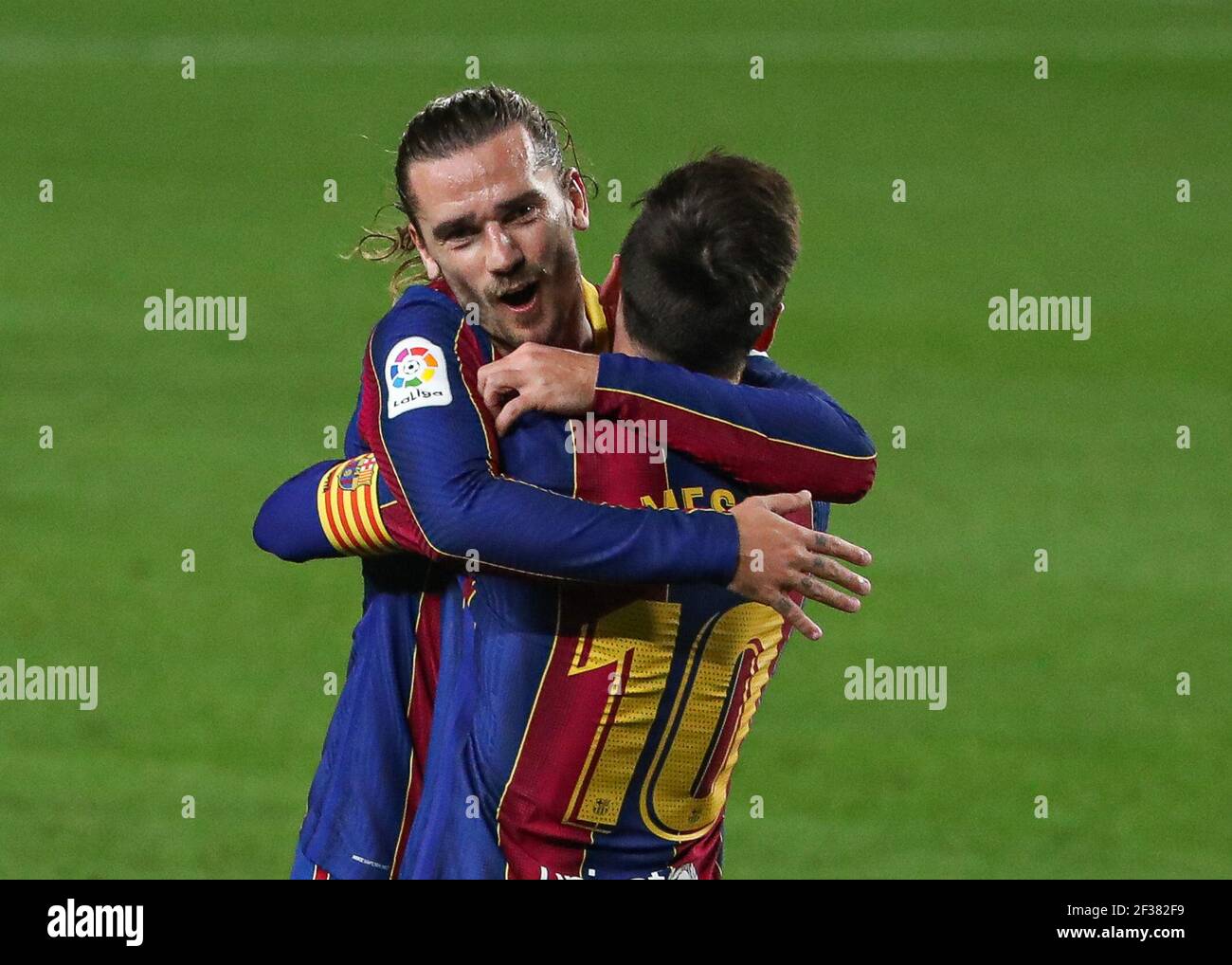 Barcelone. 16 mars 2021. Antoine Griezmann (L) de Barcelone célèbre son but avec son coéquipier Leo Messi lors du match de football de la Ligue espagnole entre Barcelone et SD Huesca à Barcelone, Espagne, le 15 mars 2021. Credit: Xinhua/Alay Live News Banque D'Images