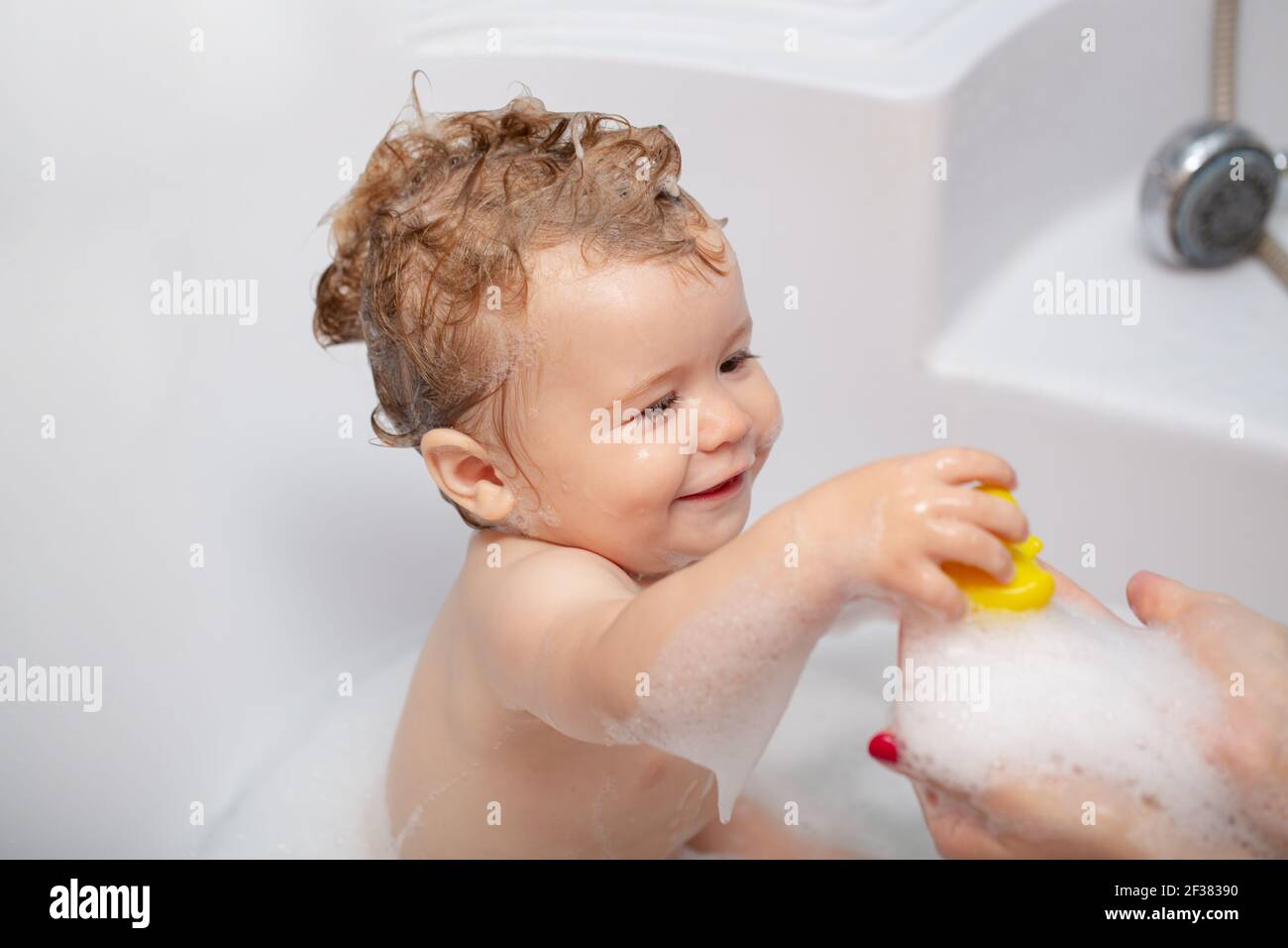 Bébé de bain. Joyeux enfant avec de la mousse de savon sur la tête. Bain  moussant pour enfants Photo Stock - Alamy