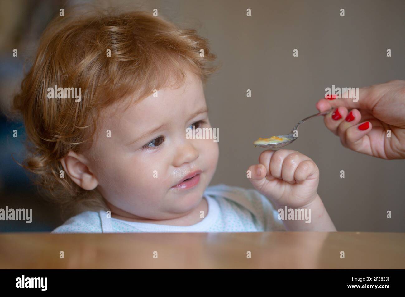 Nourrir Bebe Pas Faim Enfant Refusant De Manger L Enfant N A Pas D Appetit Un Petit Enfant Contrarie Refuse De Manger De La Soupe Une Alimentation Saine Pour Les Enfants Photo Stock Alamy