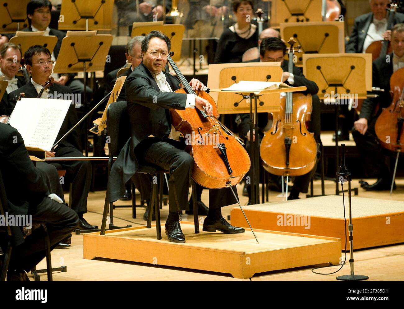 Costa Mesa, Californie, États-Unis. 7 mai 2015. Yo-Yo Ma, violoncelliste de renommée mondiale, se produit avec le Pacific Symphony and Conductor Carl St, Claire à la salle de concert Rene and Henry Segerstrom. Crédit : Nicholas Koon/ZUMA Wire/Alay Live News Banque D'Images