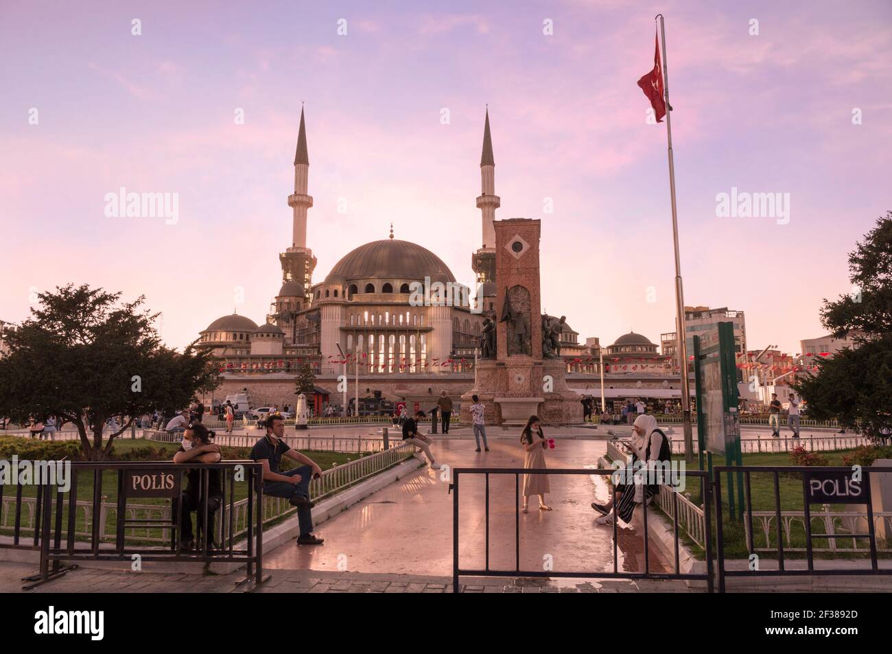 ISTANBUL, TURQUIE - 09 07 2020: Coucher de soleil sur la place Taksim avec son monument de la République et la mosquée Taksim nouvellement construite. La place Taksim est un grand touriste Banque D'Images