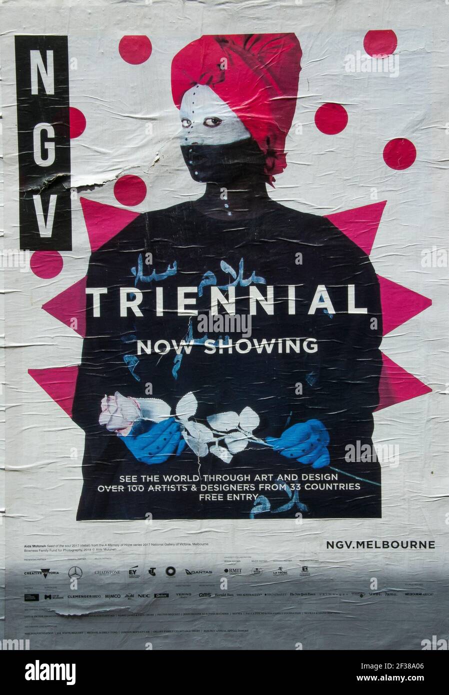 Une affiche à une station de banlieue fait la promotion du triennal du GNV, qui a eu lieu à la National Gallery of Victoria à Melbourne à la suite des écluses de la COVID-19. Banque D'Images
