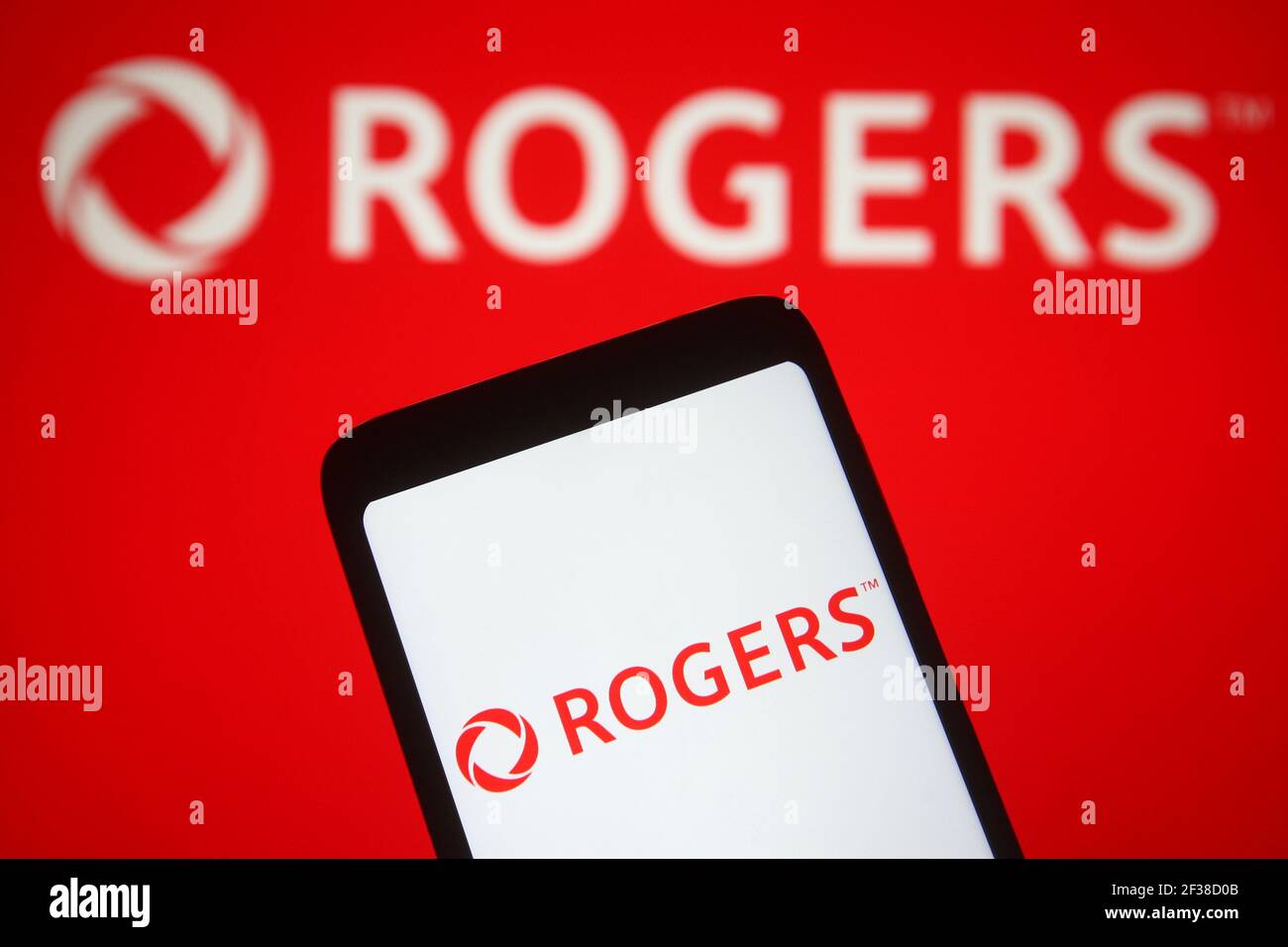 Ukraine. 15 mars 2021. Dans cette illustration, le logo Rogers Communications d'une entreprise canadienne de médias et de télécommunications est affiché sur un téléphone intelligent et un écran d'ordinateur. Crédit : SOPA Images Limited/Alamy Live News Banque D'Images